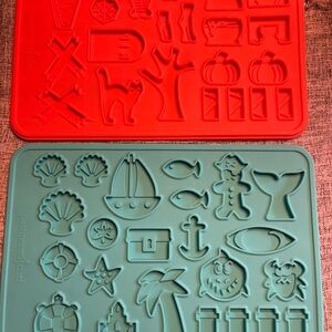 The Pampered Chef Red and Green Silicone Baking Molds